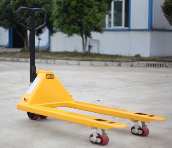 石家莊小區(qū)封控，手動(dòng)叉車搬運(yùn)生活用品緩解壓力